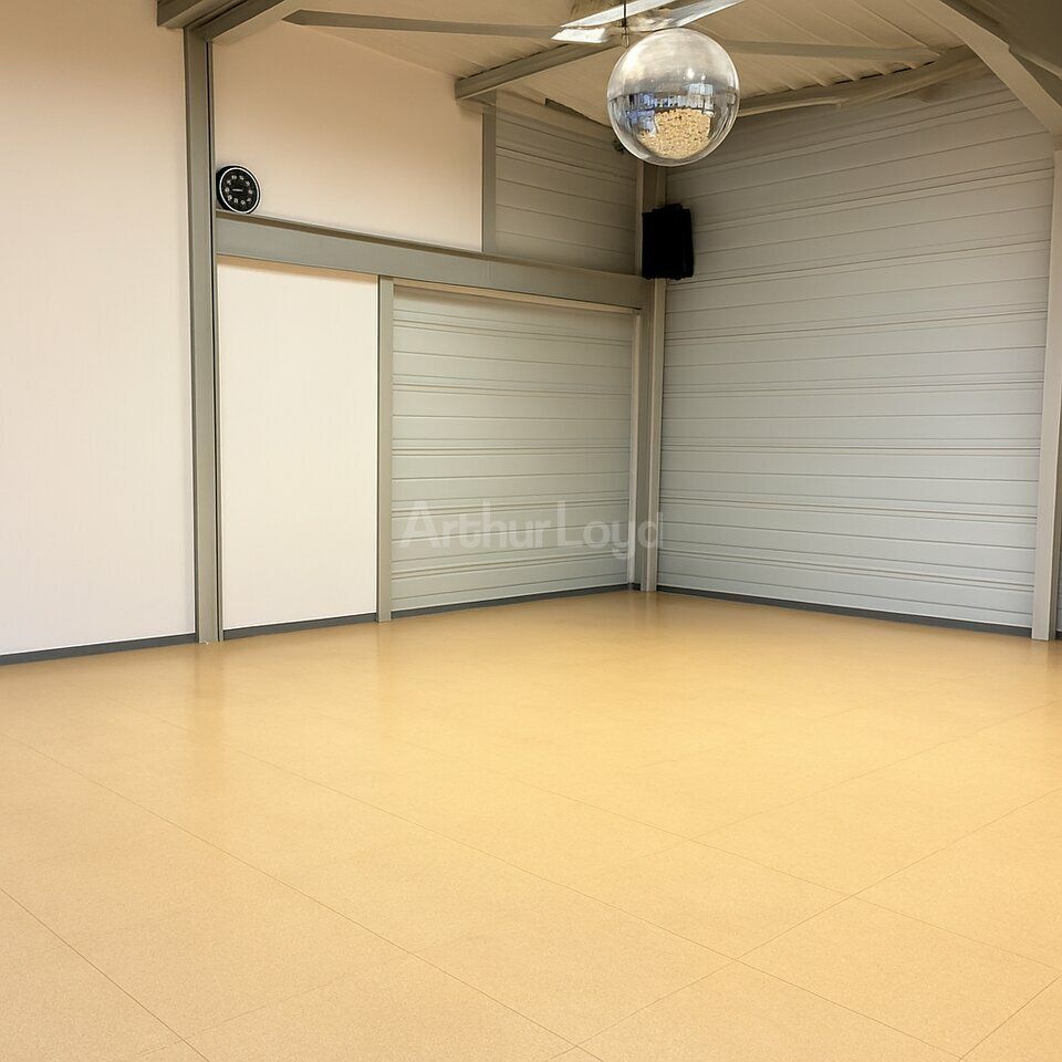 - A LOUER - idéale restauration - 2533m2