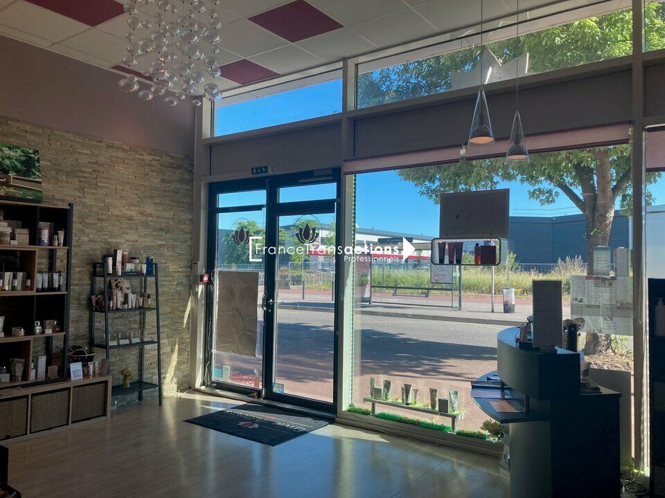 Location local commercial 191 m² non divisibles
