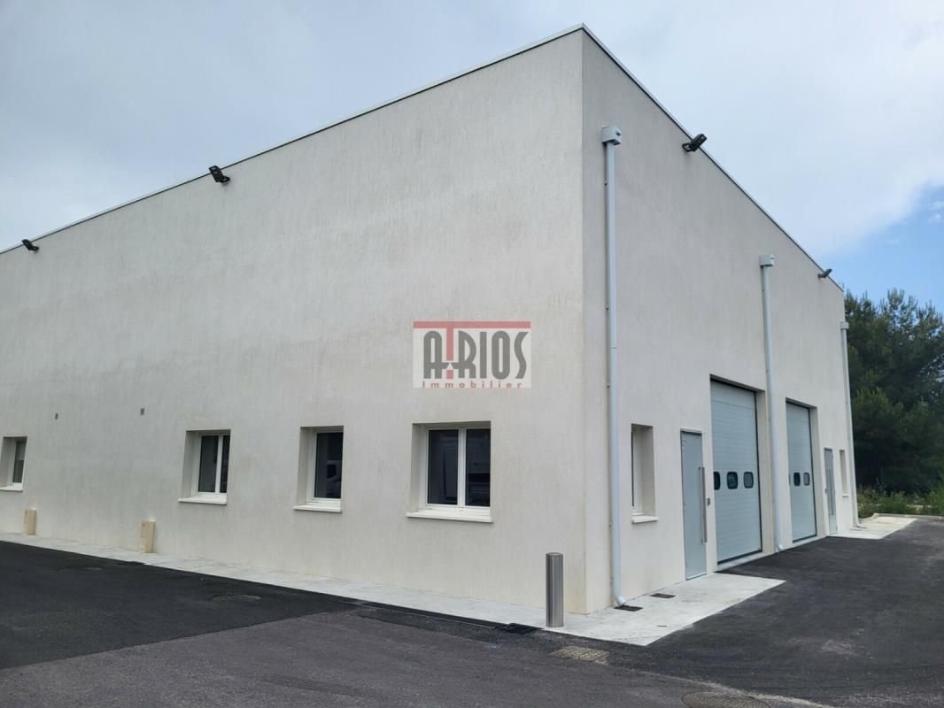 Location entrepôts 150 m² non divisibles