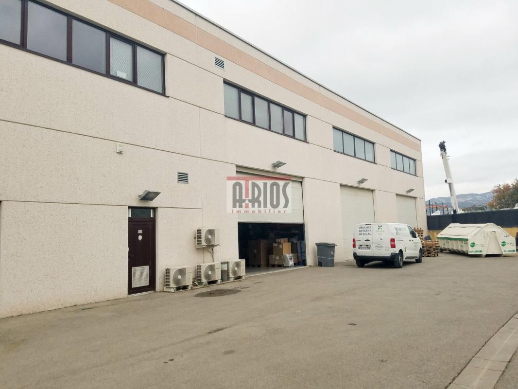 Vente entrepôts 1400 m² non divisibles