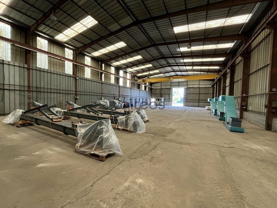Location local d''activites 1225 m² non divisibles