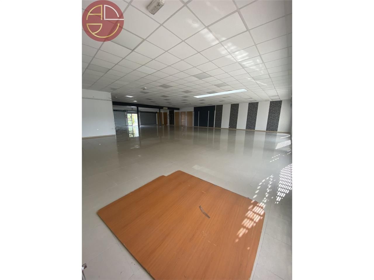 Location local commercial 300 m² à LEGUEVIN