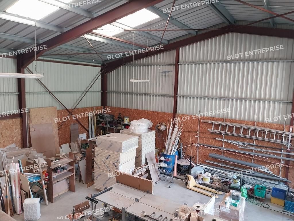 Location entrepôts 300 m² non divisibles