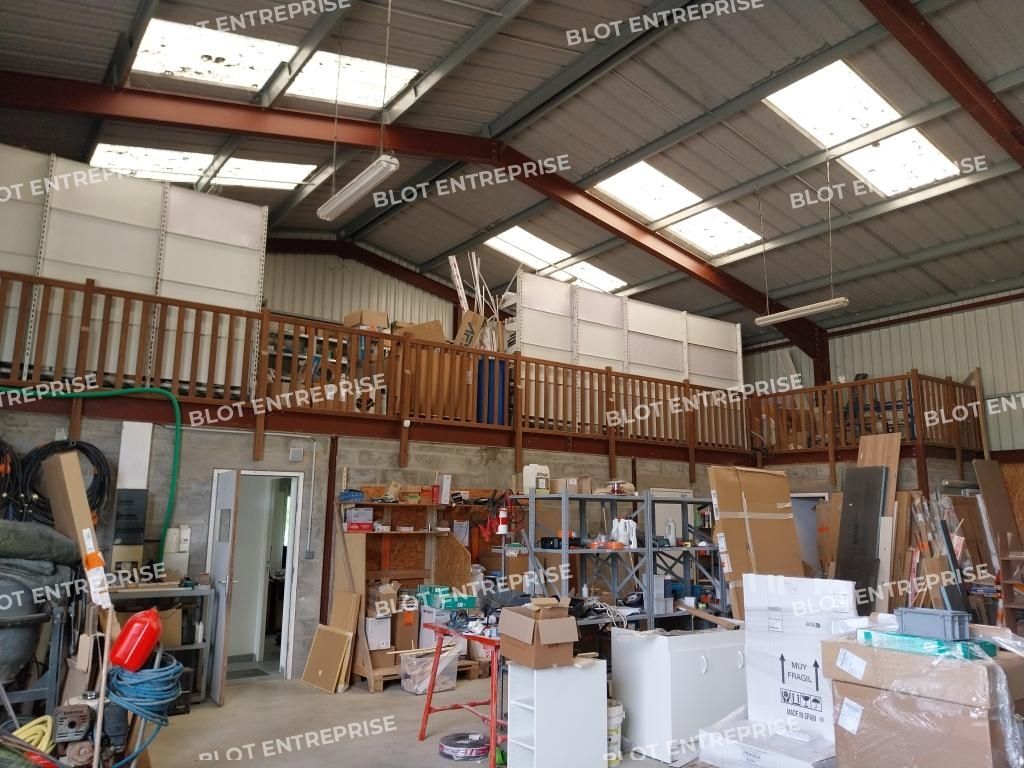 Location entrepôts 300 m² non divisibles