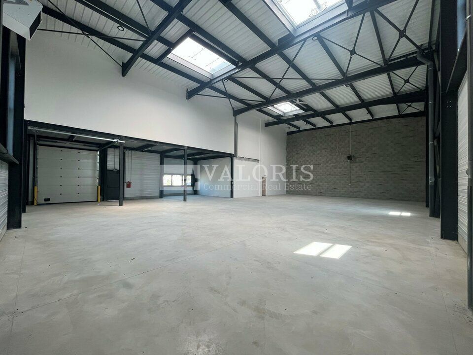 Valoris Real Estate vous propose à la location un local d'activités neuf de 525 m², situé à Colombier-Saugnieu, à proximité immédiate de l'A43 et de l'aéroport Lyon Saint-Exupéry.