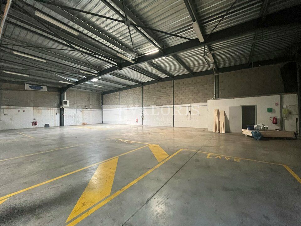 Valoris Real Estate vous propose un local de 350 m² à la location au cœur de la Z.I. Mi-Plaine de Saint-Priest, à proximité immédiate de la RN6.