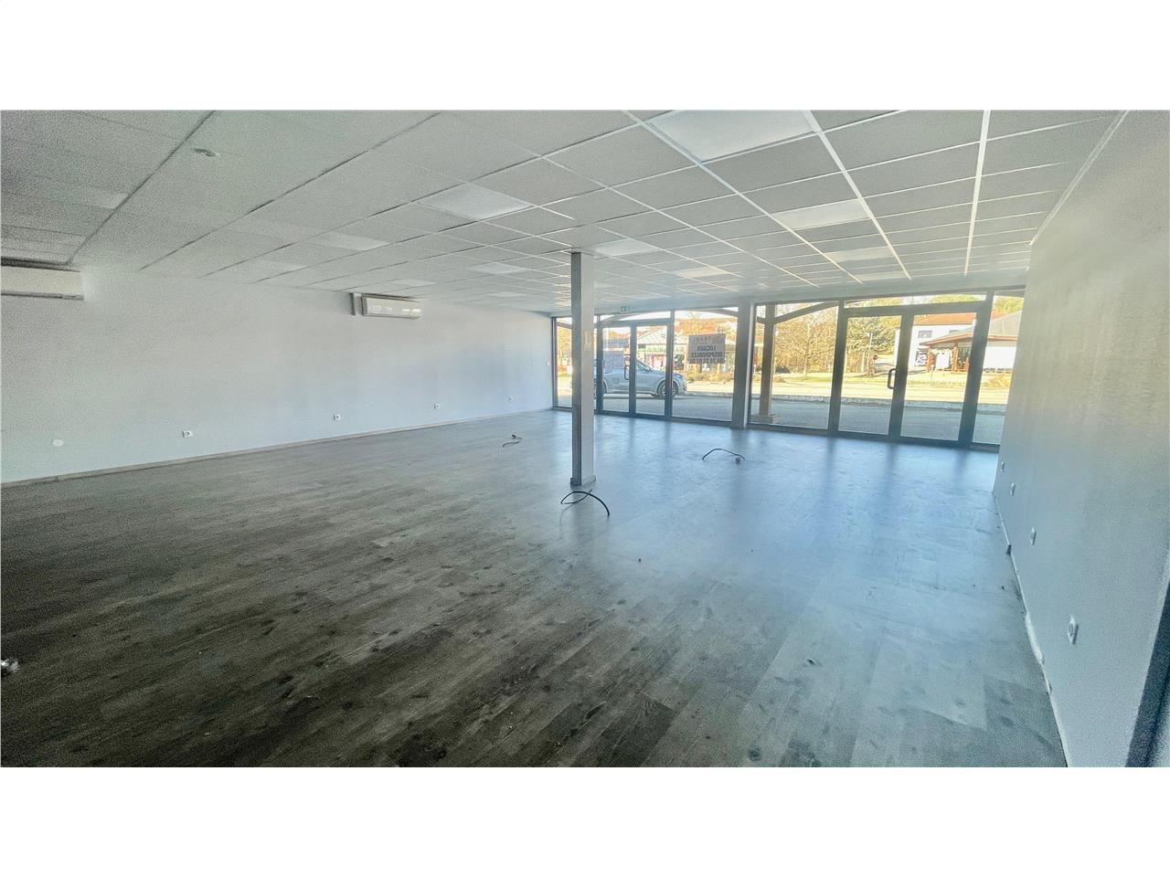 Location commerces 139 m² non divisibles