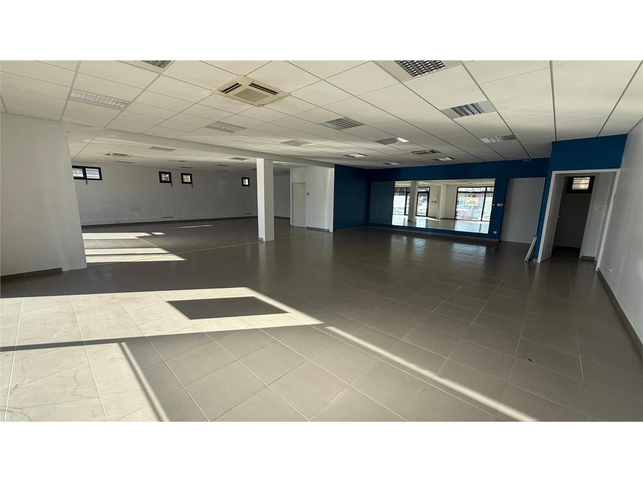 Location commerces 176 m² non divisibles