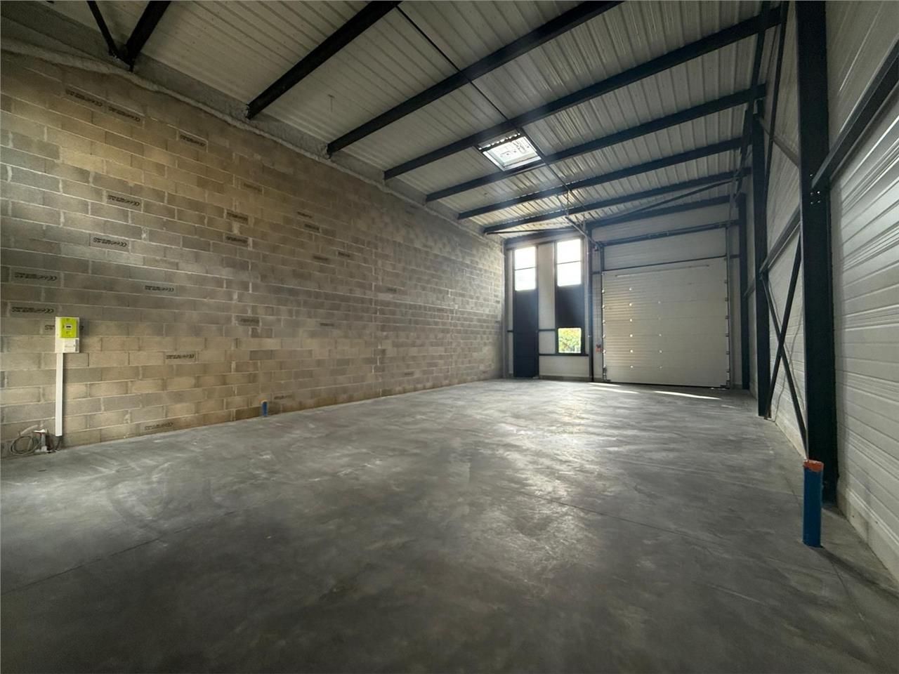 Location entrepots 148 m² non divisibles