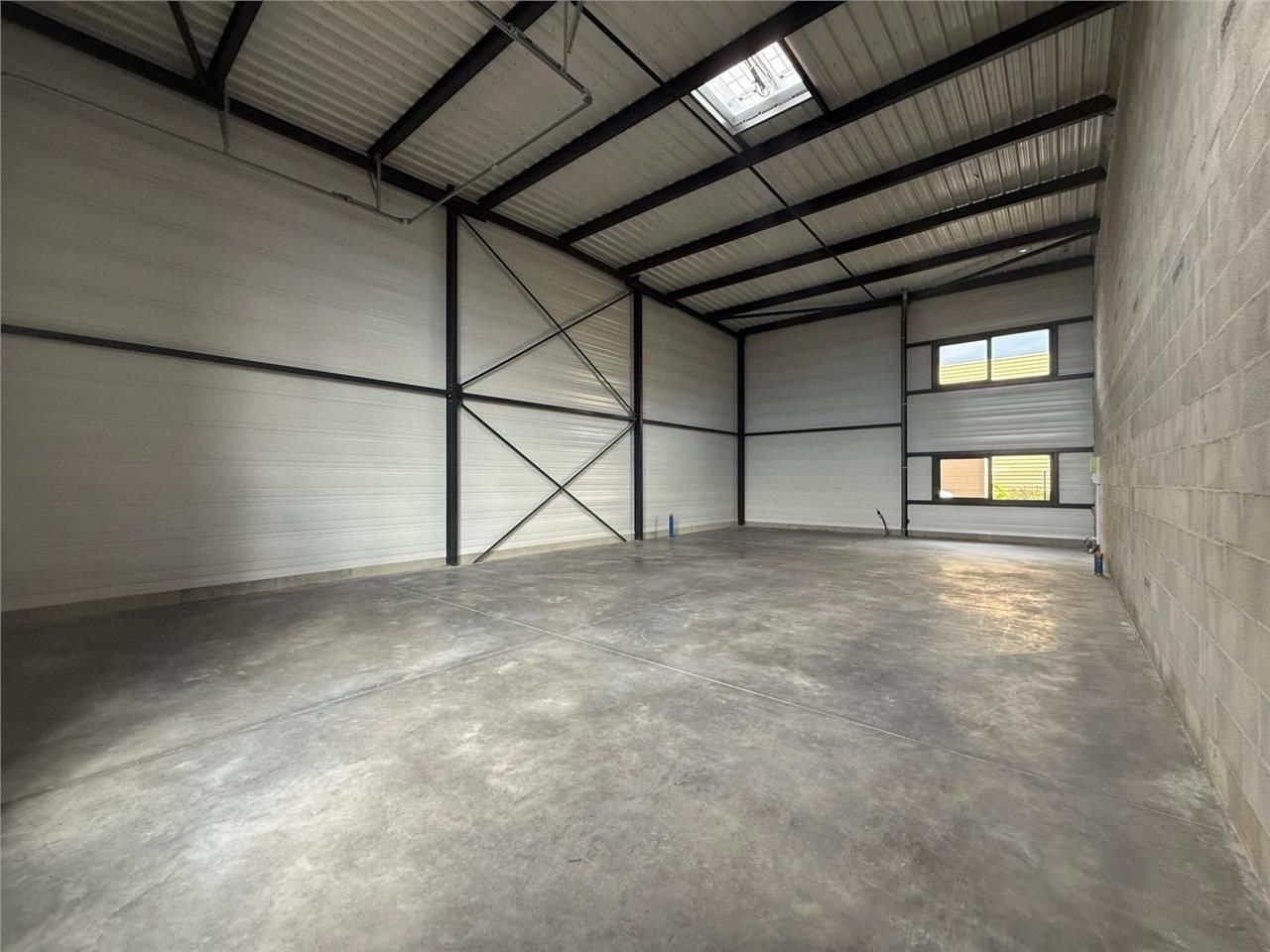 Location entrepots 148 m² non divisibles