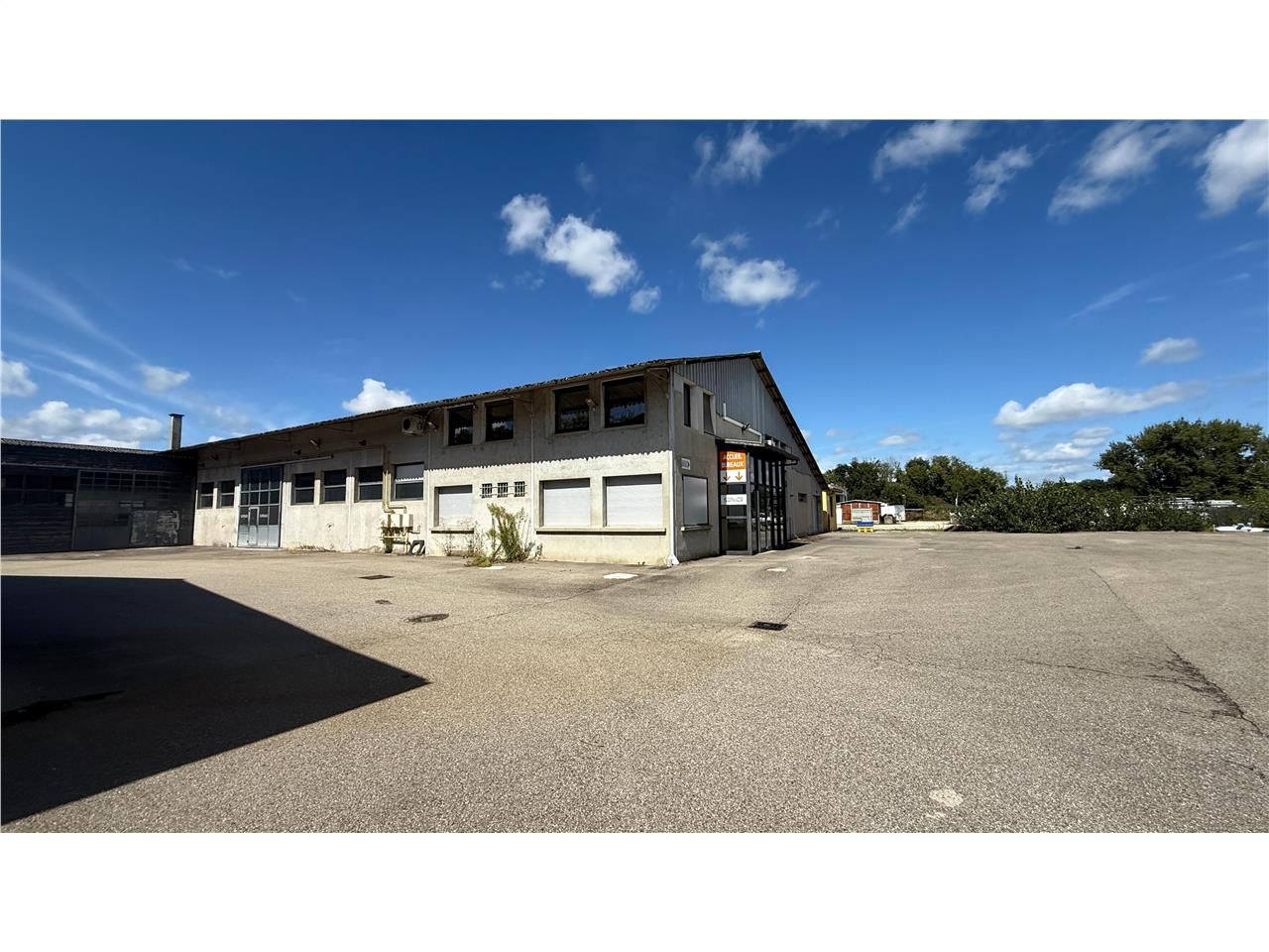 Location entrepots 884 m² non divisibles