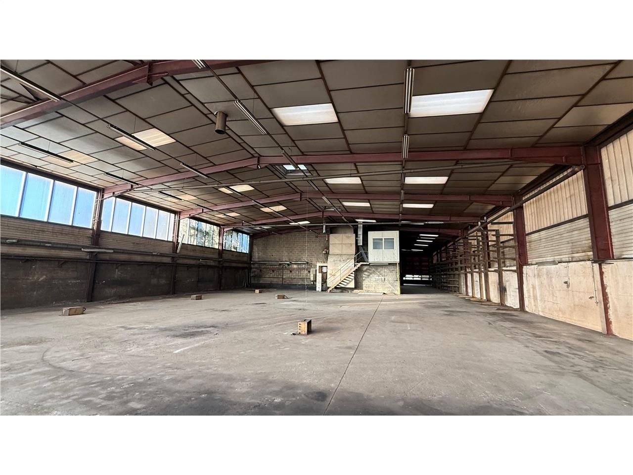 Vente entrepots 2405 m² non divisibles