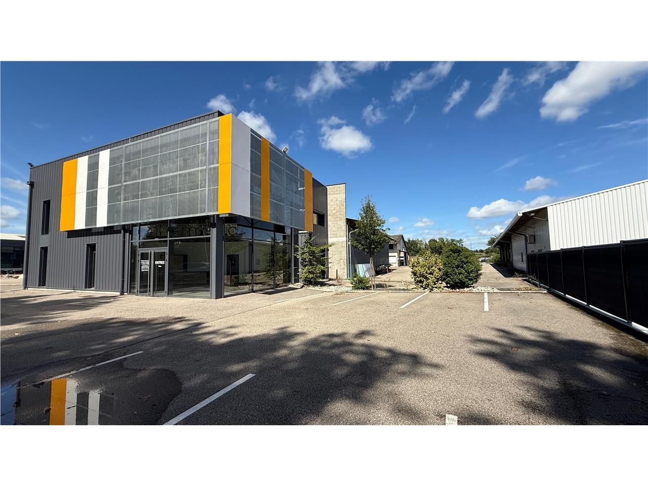 Location commerces 300 m² non divisibles