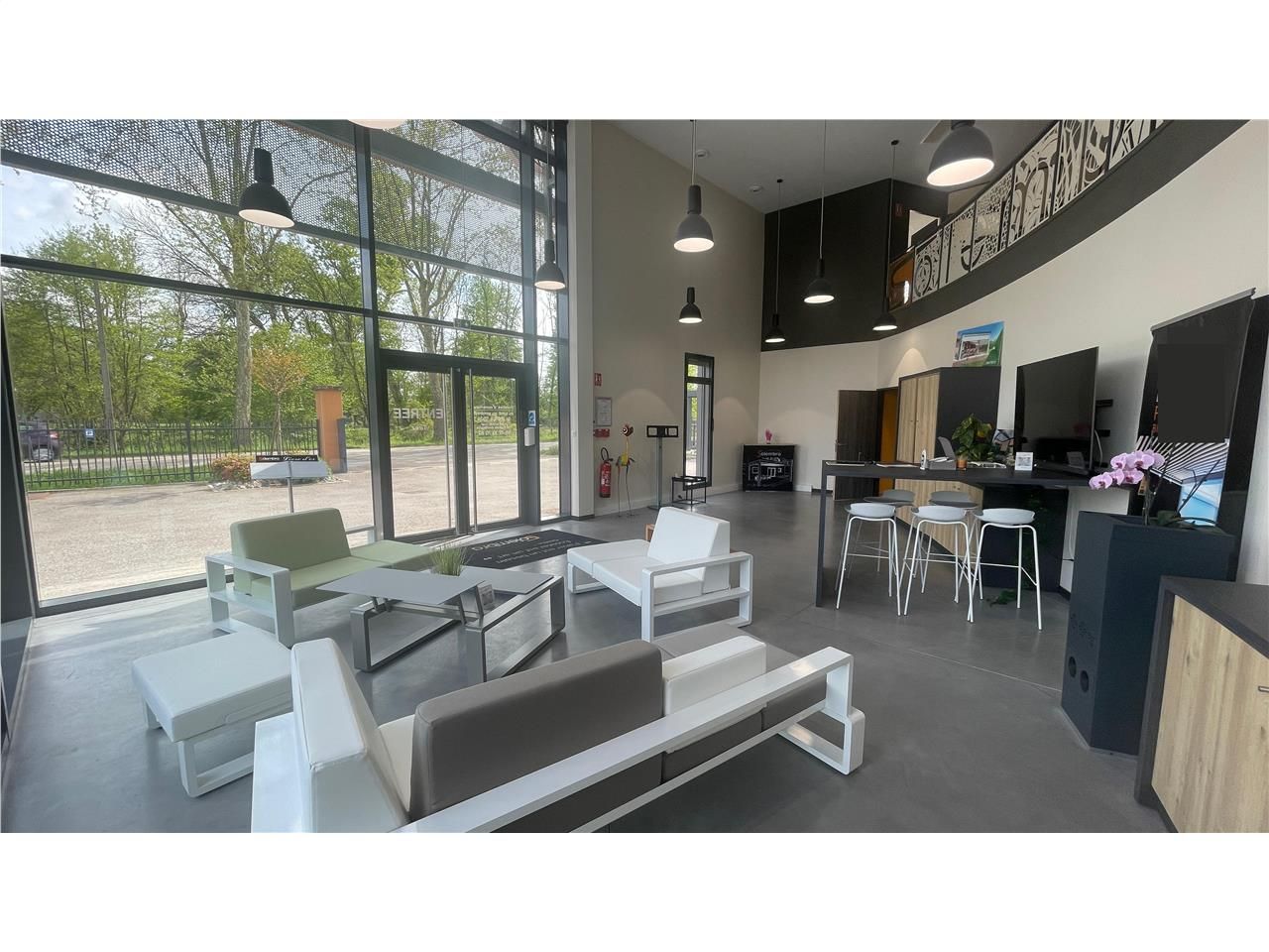 Location commerces 300 m² non divisibles