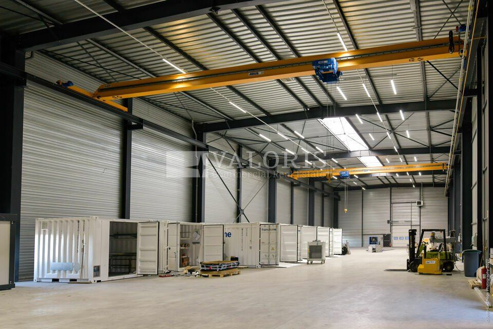 Valoris Real Estate vous propose un bâtiment industriel indépendant en excellent état équipés de 3 ponts roulants de 5T et d'un parking VL de 57 places.