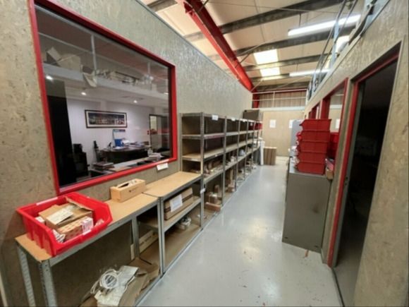 Location entrepôts 374 m² non divisibles