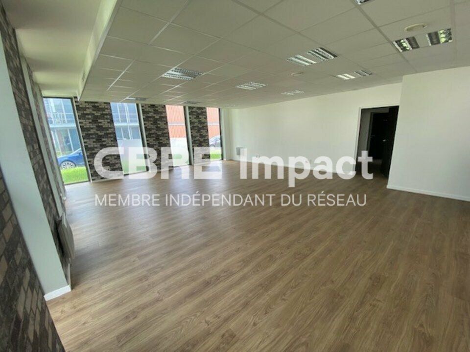 Au sein de la zone Farman-Pompelle bureaux d'environ 120 m² avec entrepôt d'environ 190 m²