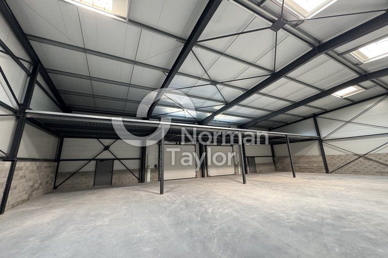 Location local d''activites 1240 m² divisibles à partir de 310 m²