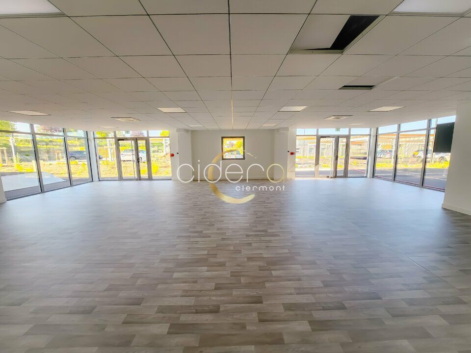 249 m² pour ce local commercial en location à Pont du chateau