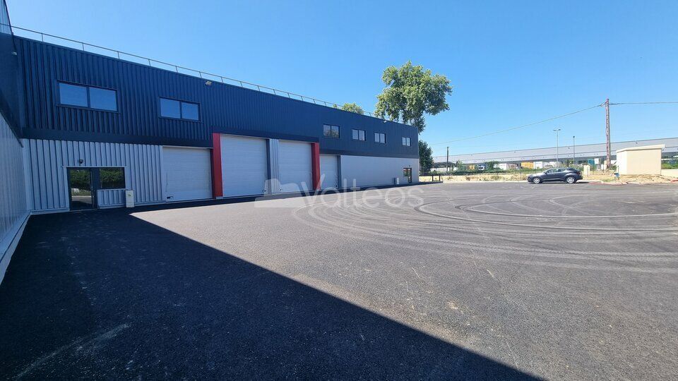 Location local d''activites 1843 m² divisibles à partir de 915 m²