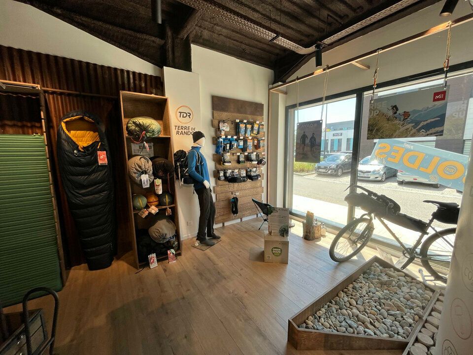 À LOUER – LOCAL COMMERCIAL DE 118 m² – GENAY / AXE PASSANT