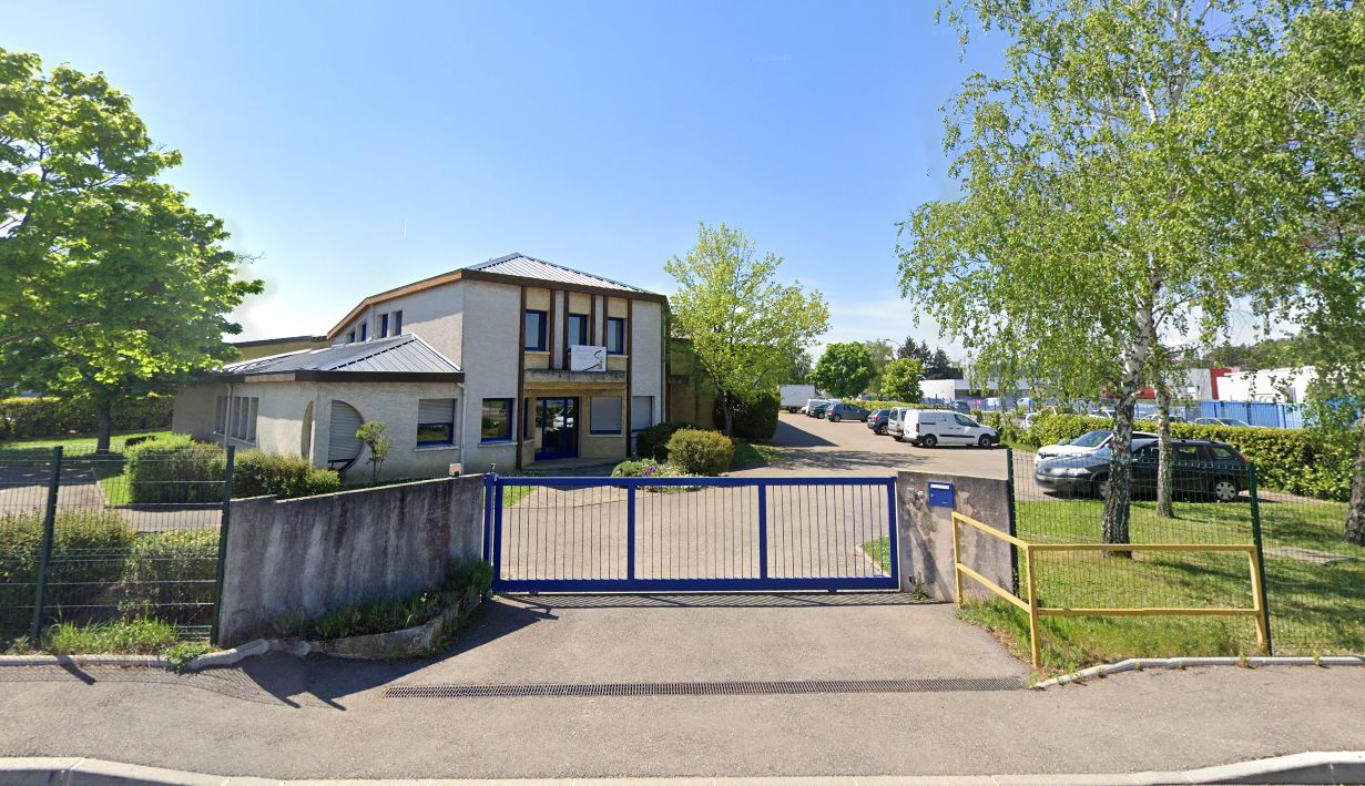 Location local 1685 m² à Lentilly