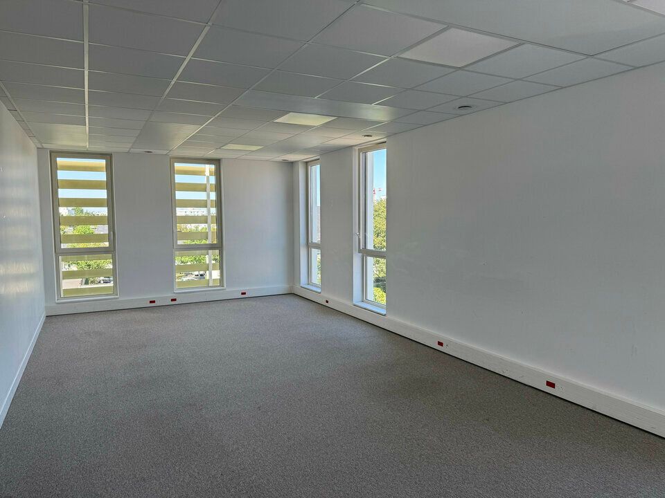 Location bureaux 235.12 m² non divisibles