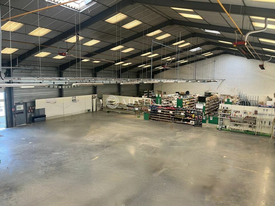 Local d'activités indépendant d'environ 1 625 m² à vendre à l'est de Tours 