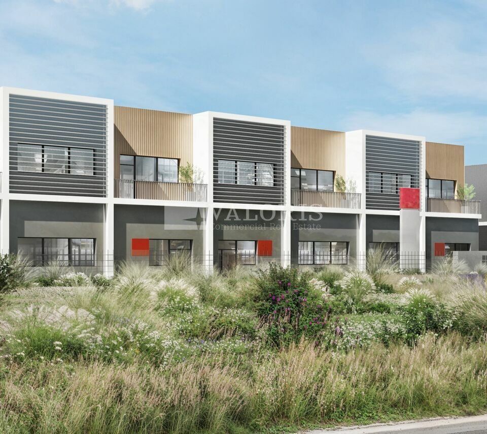 VALORIS MEDITERRANEE vous propose, à la VENTE, des cellules d'activité neuves situées au coeur de la ZI de Marignane. Ce site totalise environ 4 083 m² de surface, répartie entre plusieurs bâtiments, avec des cellules divisibles à partir de 619 m²;