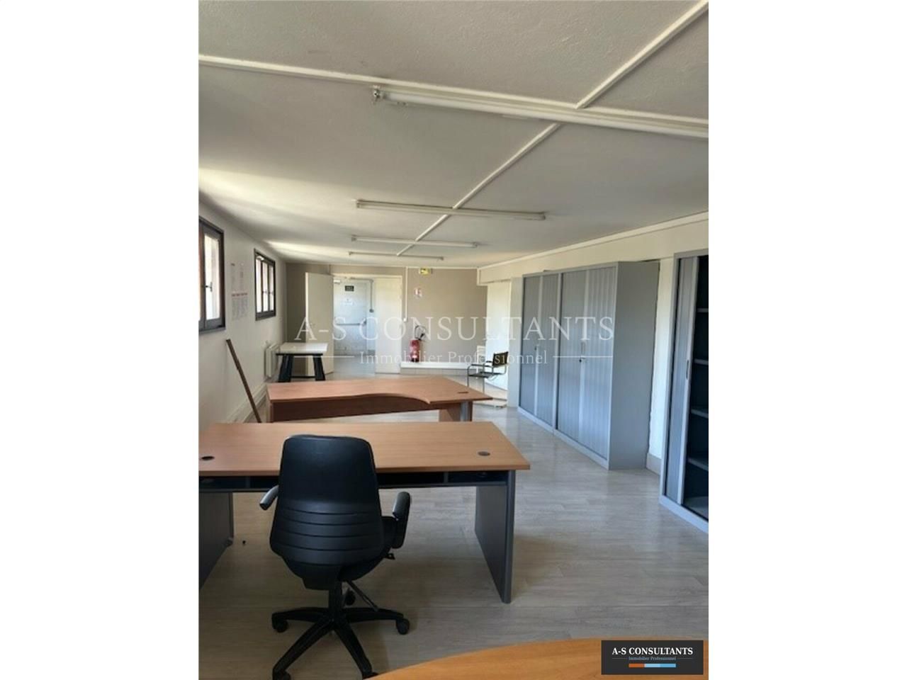 A LOUER - Chambéry-centre (73000) - surface de bureaux en entre-sol de 125 m² environ - 4 places de stationnement privatives.