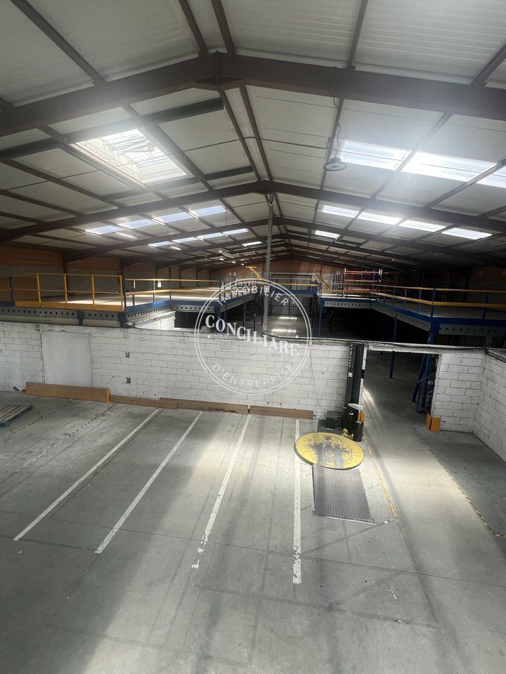 Location local d''activites 2434 m² non divisibles