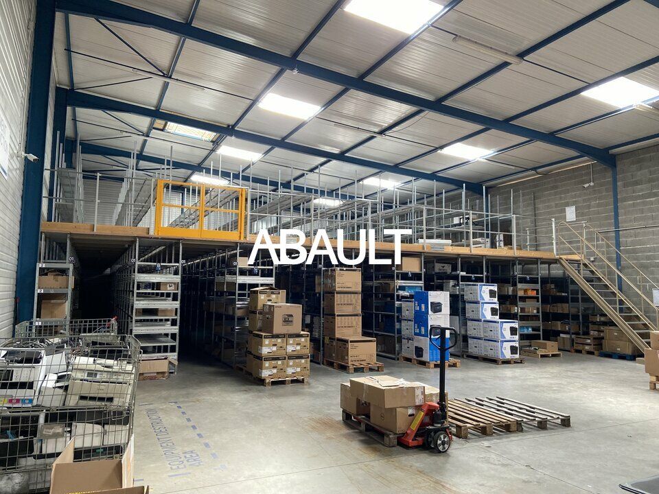 Vente local d''activites 1353 m² divisibles à partir de 550 m²