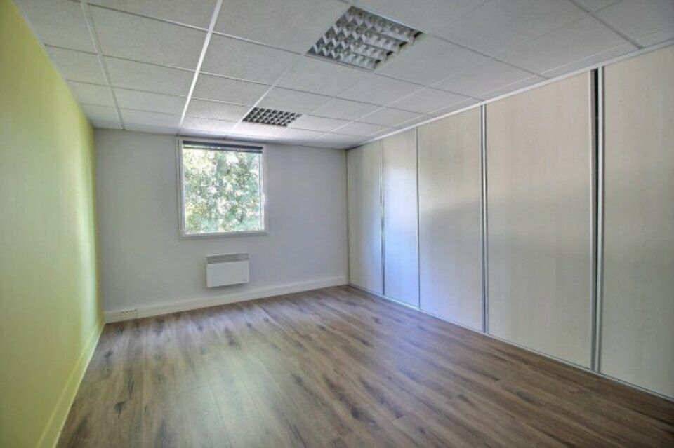 Bureaux avec parking en centre-ville. 