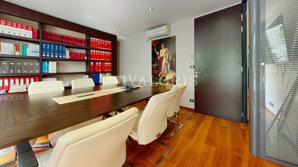 Rare à la vente. Bureaux au coeur du 6ème arrondissement de Lyon, proche des transports en commun et des services de proximités. Vous bénéficierez d'une grande terrasse privative ainsi que d'une cave et de 2 places de parking.