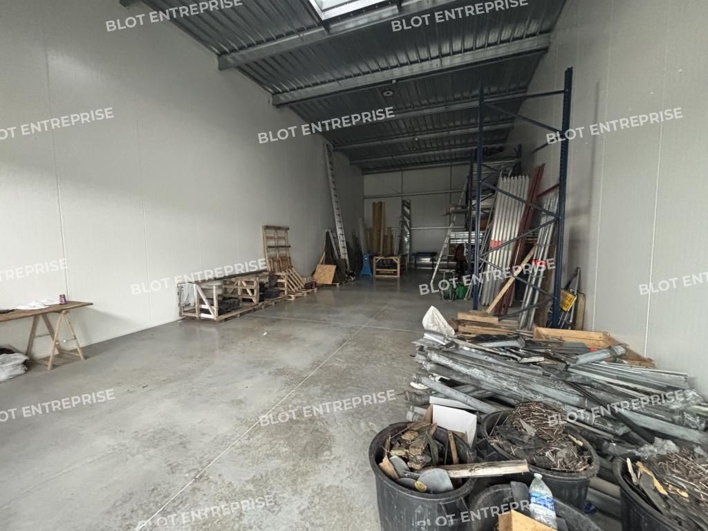 Location entrepôts 130 m² non divisibles