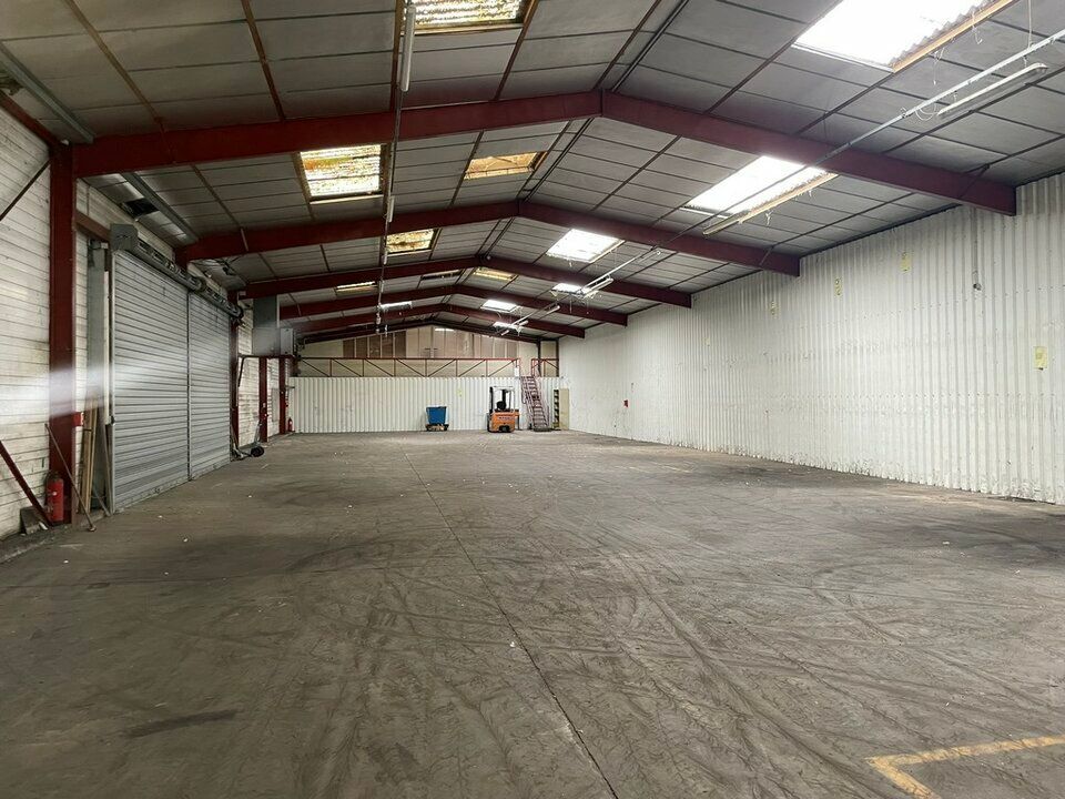 Location local d''activites 500 m² non divisibles