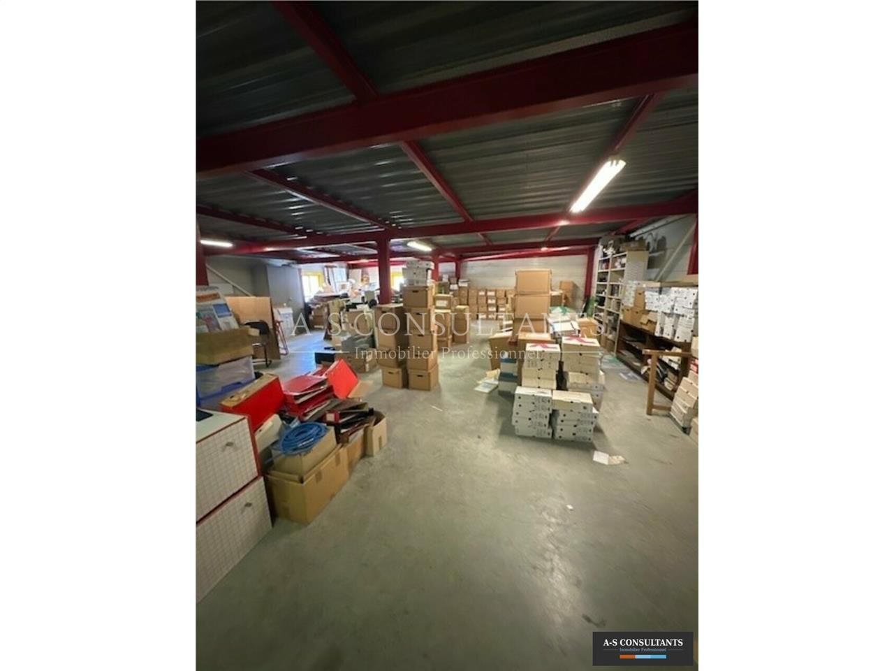 A LOUER, Albertville (73200) Zone de Chiriac, local professionnel et/ou commercial avec dépôt de 650 m² environ avec 400 m² environ de surface utile en r.d.c - bureaux et archives à l'étage - places de stationnement devant les locaux.