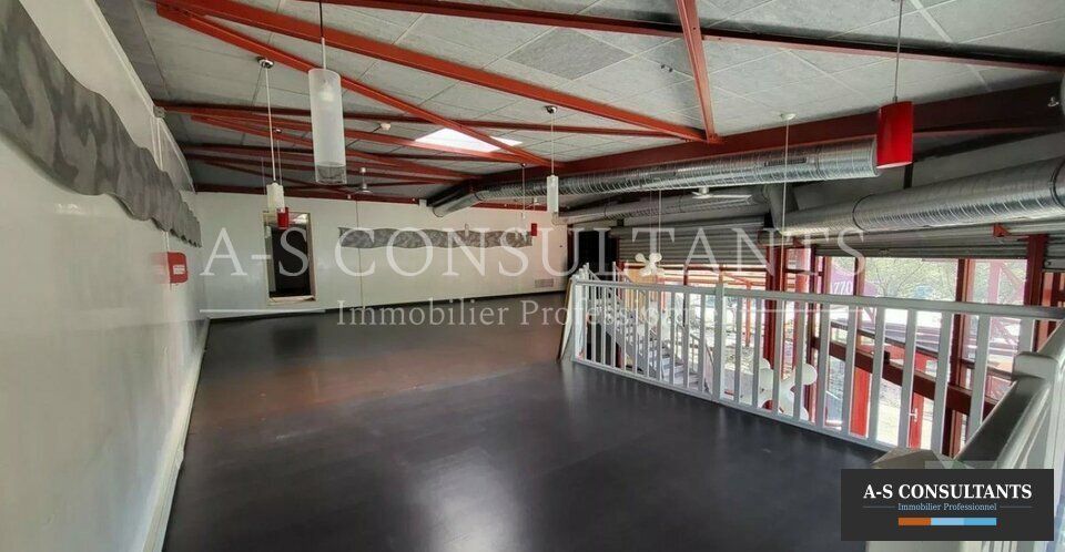 A VENDRE - Zone de Landiers - Chambéry 73000 - local commercial/restaurant avec vitrines - Mezzanine - Extraction en place - terrasse - Grande visibilité (bord de Voie Rapide Urbaine) - Stationnements devant les locaux.