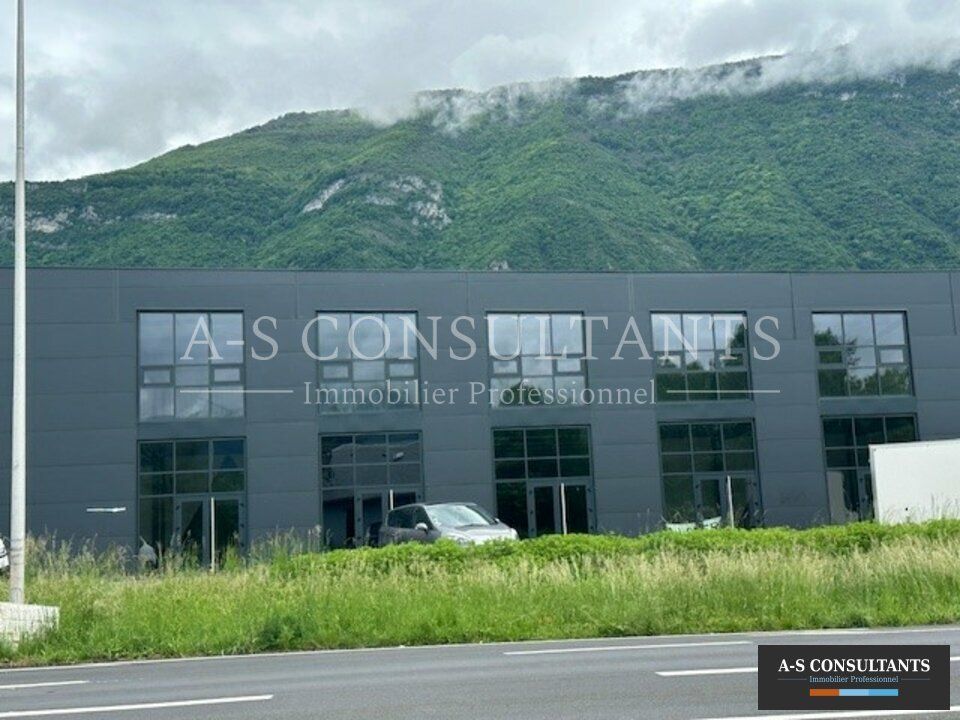 A LOUER - CHIGNIN (73800) - 4 locaux commerciaux à partir de 544 m² environ avec vitrines - bord de Route Départementale 1006 - dépôt avec porte sectionnelle - mezzanine - nombreux stationnements libres devant les locaux.