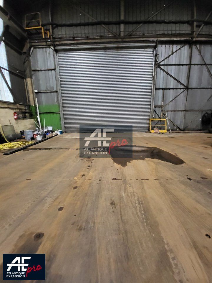 A VENDRE LOCAL D'ACTIVITES  AVEC PONTS ROULANTS 