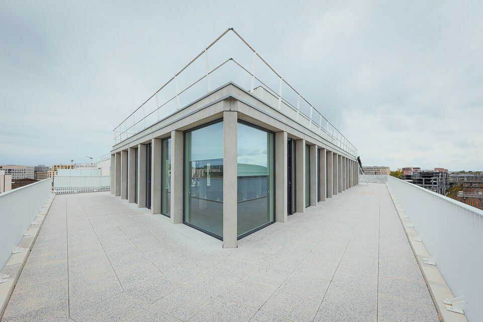 Bureaux à la location de 3 717 m² divisibles à partir de 333 m²