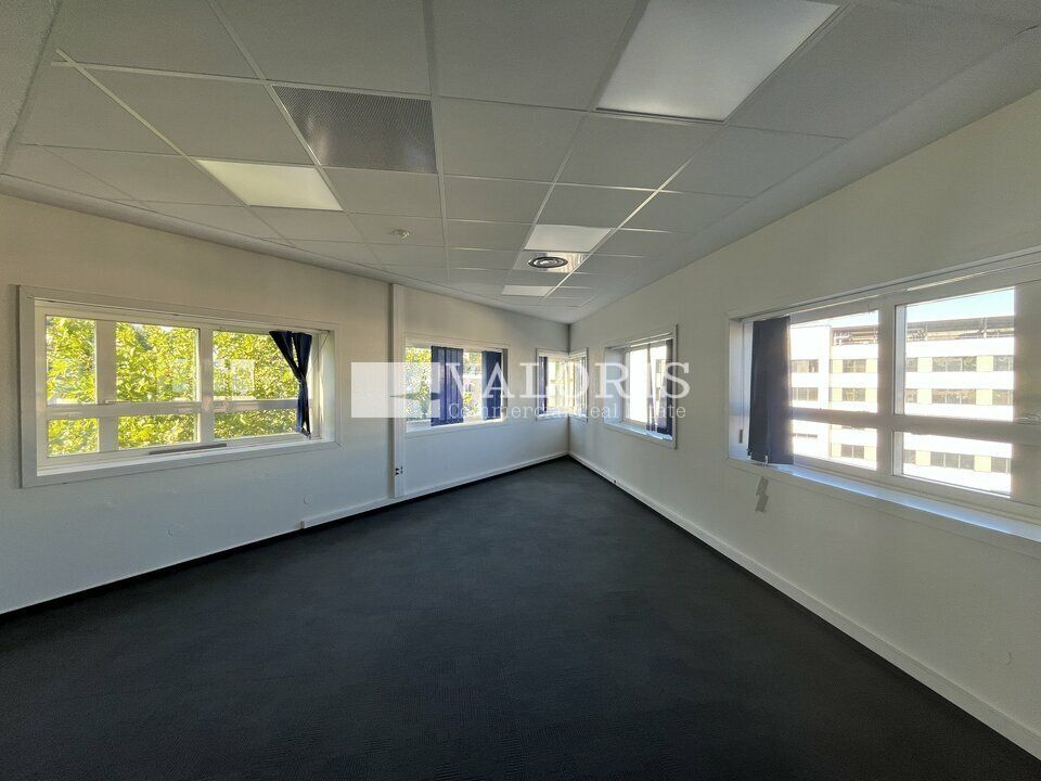 Vous propose à la location ces bureaux situés sur le secteur de Gorge de Loup et à proximité immédiate du métro D.