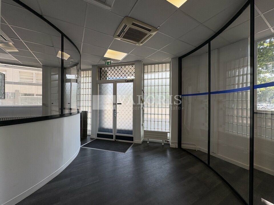 VALORIS REAL ESTATE, vous propose à la location un local en excellent état d'une surface de 171m² bénéficiant d'une très belle visibilité sur la rue Garibaldi.
