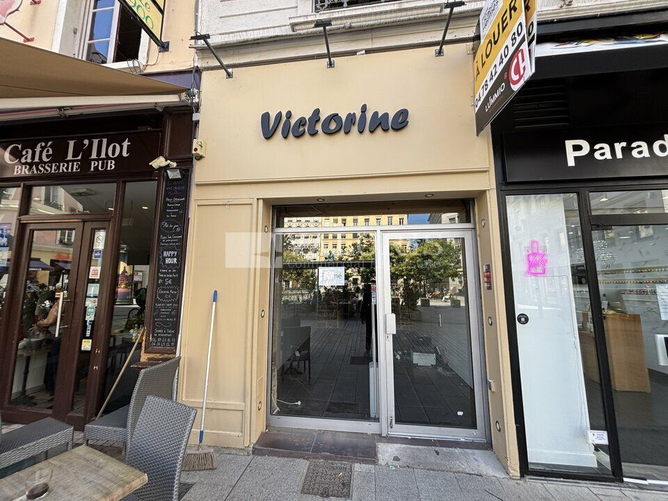 Valoris Real Estate vous propose en exclusivité un local commercial au coeur de la rue Victor Hugo, donnant sur la place Ampère, à proximité d'enseignes et de commerces indépendants, à la sortie du métro et à deux pas de la gare Perrache. A saisir