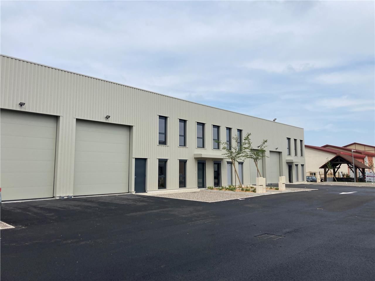 Location local 325 m² à Décines-Charpieu