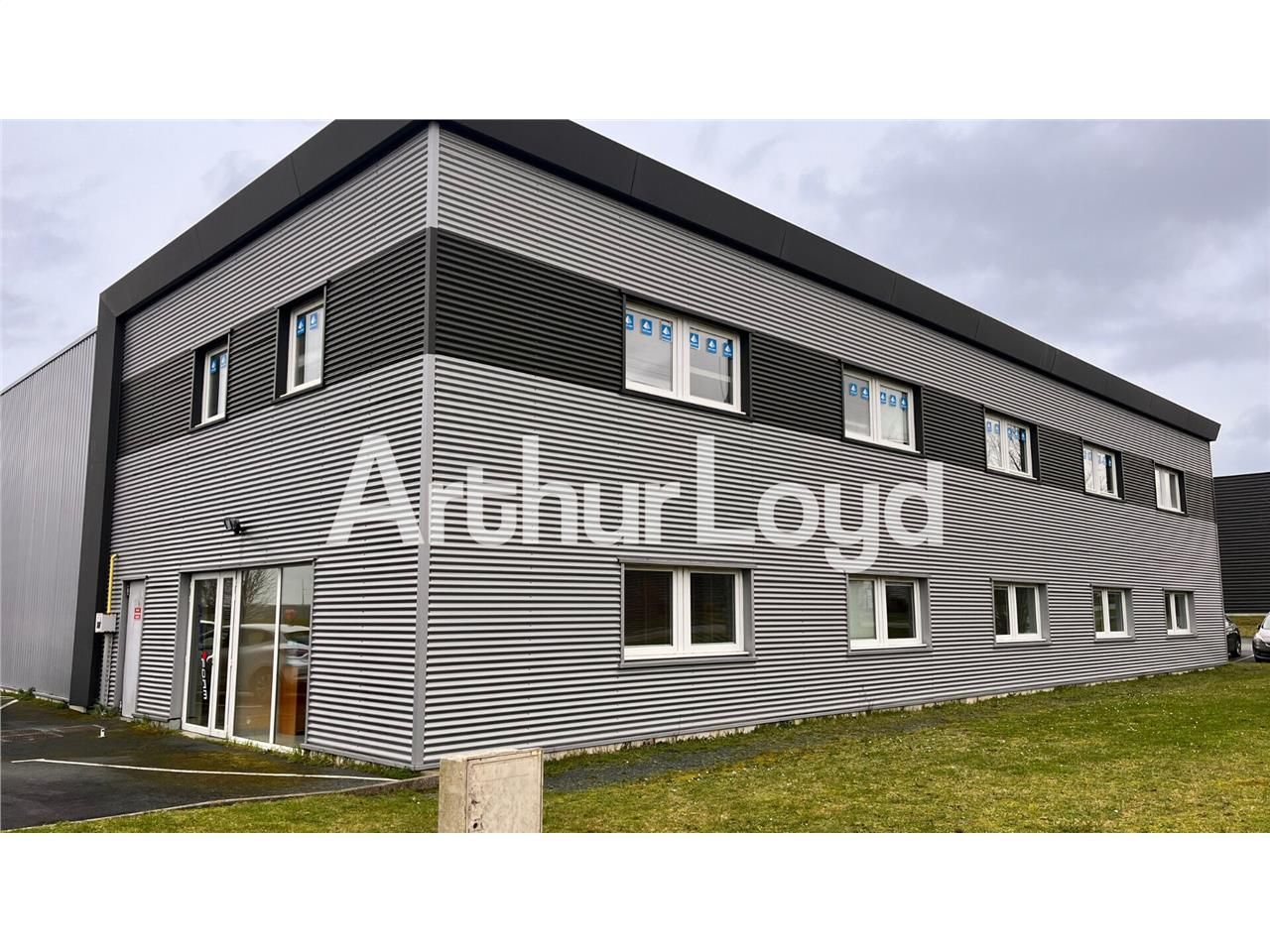 Location bureaux 180.00 m² à IFS