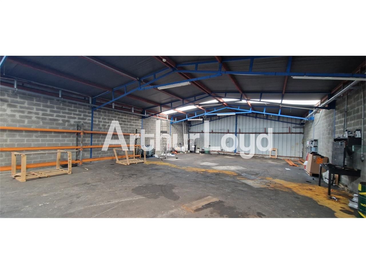 Location local 291.00 m² à IFS