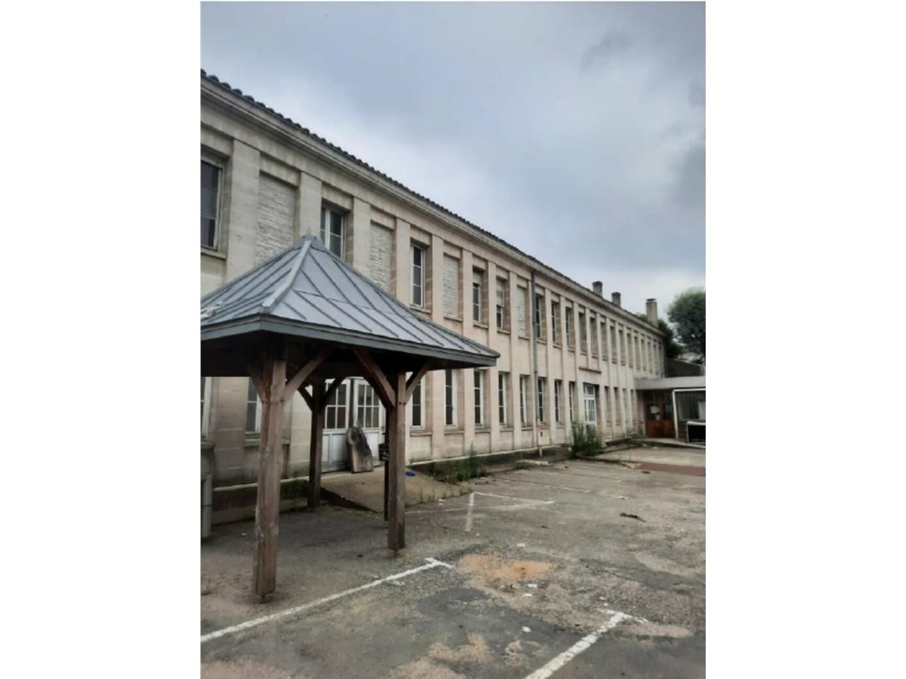 A Bordeaux rue Laroche, un ensemble en pierre d'une surface de 5 604 m² à usage de bureaux proposé à la location