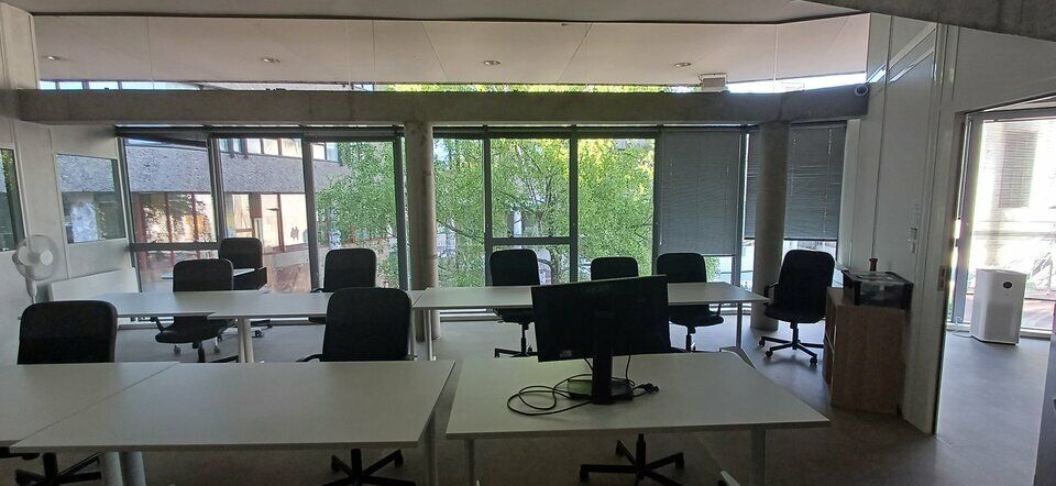 Très bel ensemble de bureaux aménagés au pied du tram.