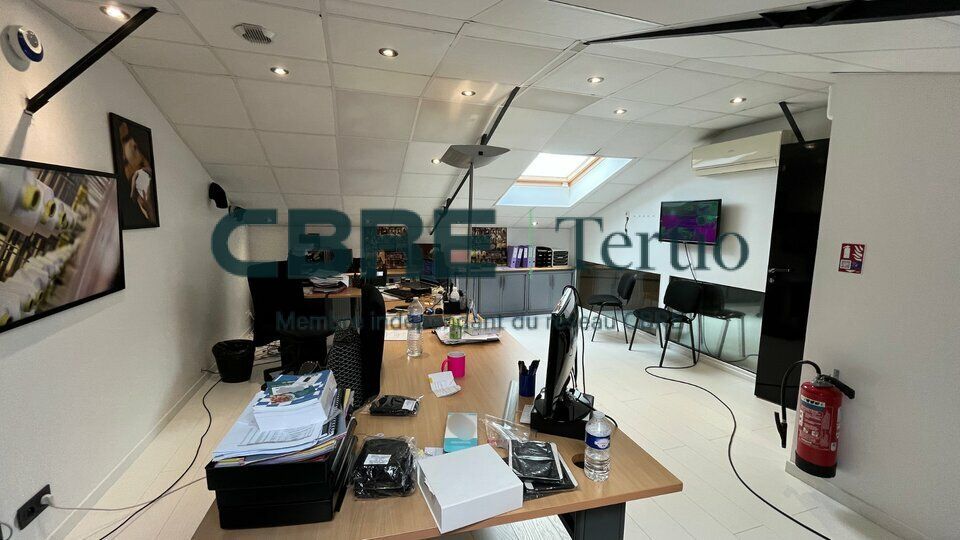 LOCAL COMMERCIAL AVEC DÉPÔT - BAIL DEROGATOIRE / RN10 VEIGNE